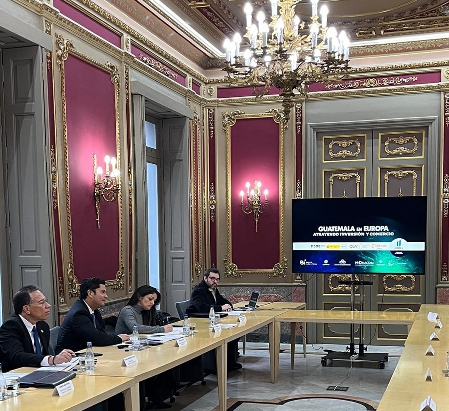 Reunión con empresarios de valencia.