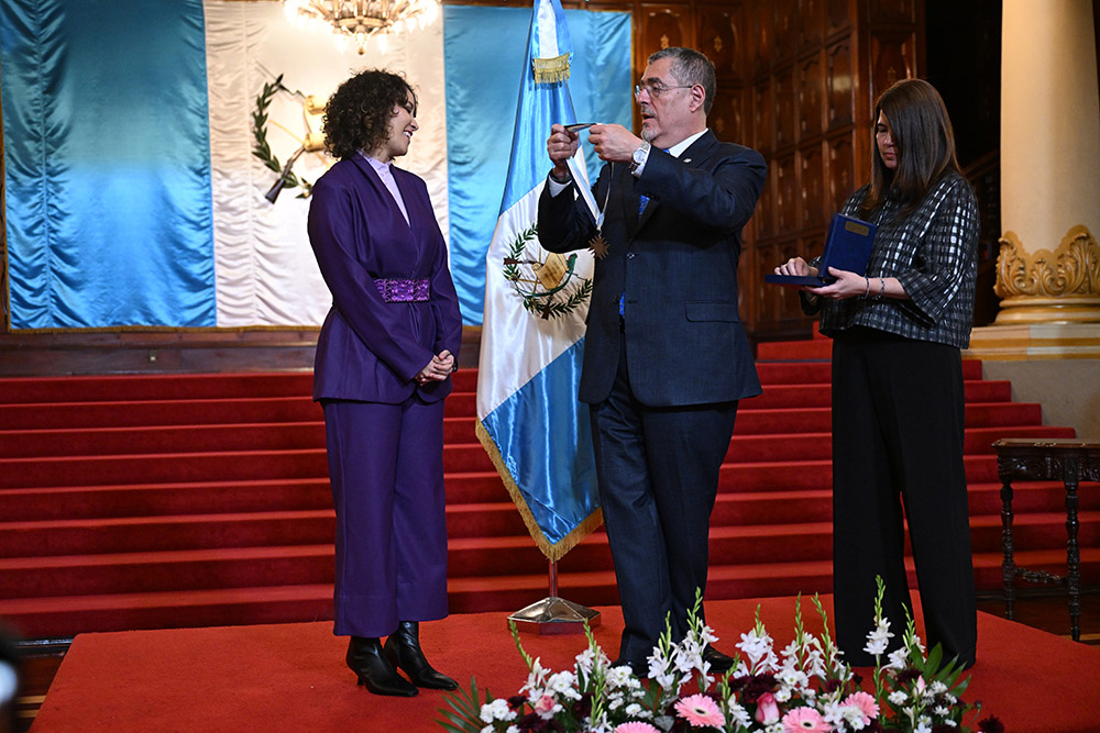 Presidente entrega la Orden Presidencial a Gaby Moreno