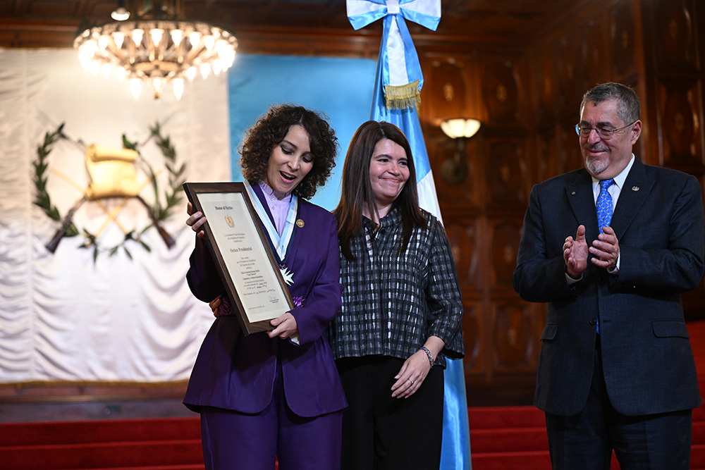 Presidente entrega la Orden Presidencial a Gaby Moreno
