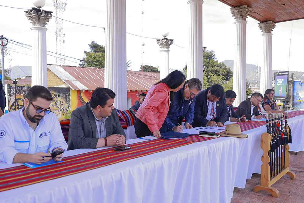 Firma de trabajo conjunto de agenda territorial del Gobierno con la Junta Directiva de 48 Cantones de Totonicapán