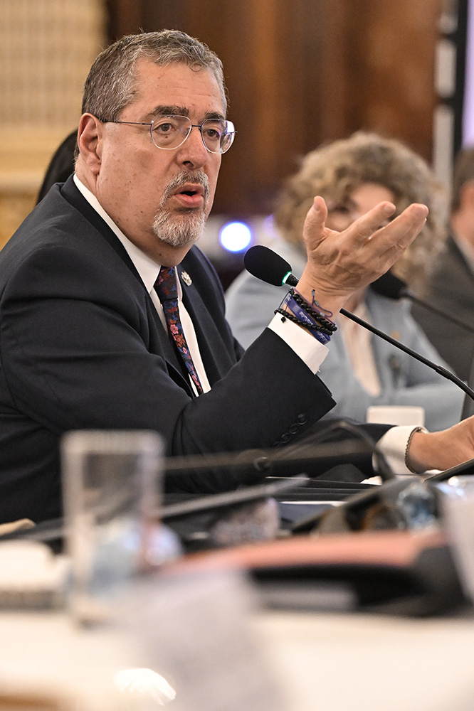 Presidente el Asamblea con Autoridades Indigenas Ancestrales