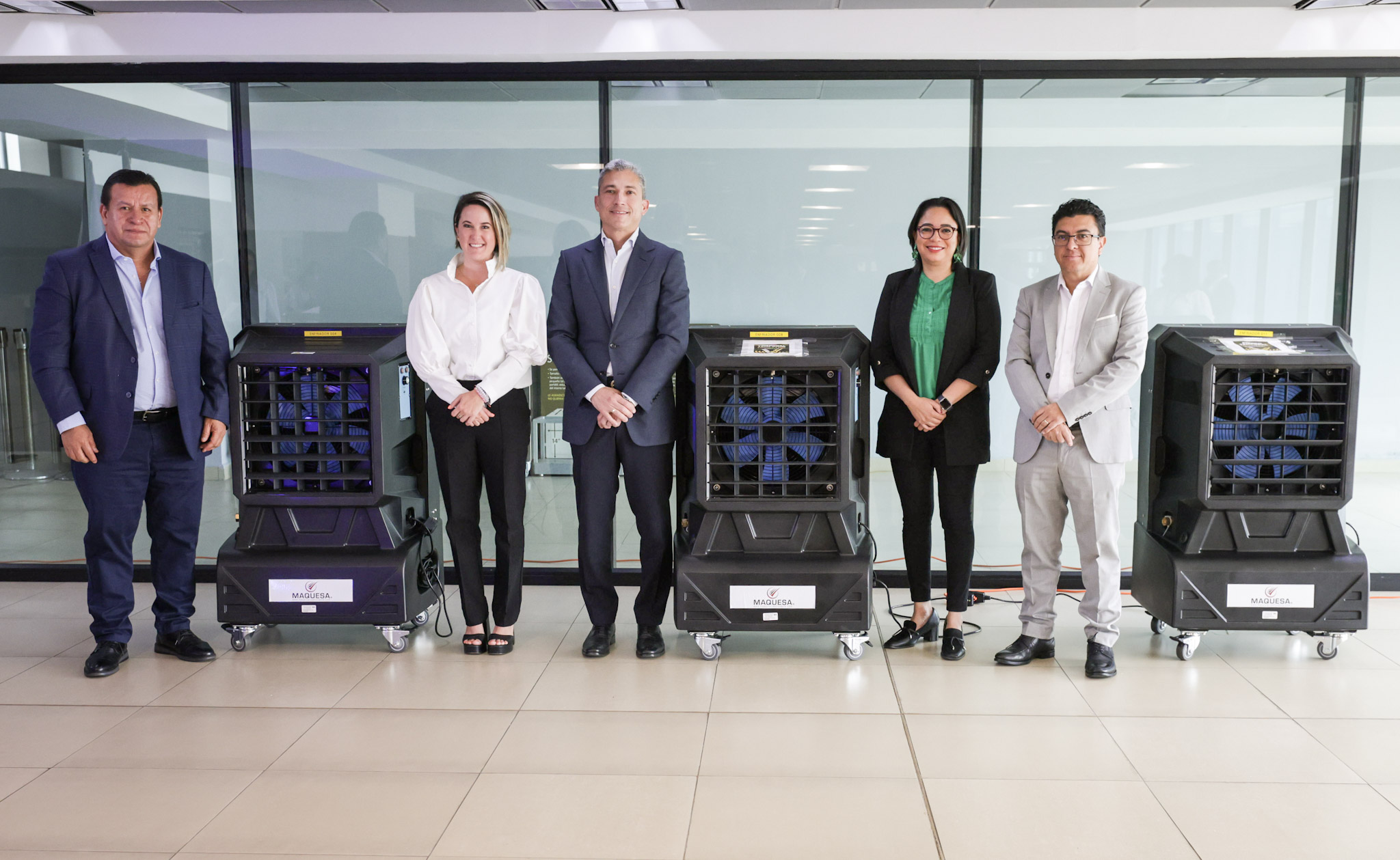 De izquierda a derececha Jorge Díaz  Representante de Relaciones Institucionales; Rose Beltran, Gerente Casa del Ron;  Douglas Franco, CEO de Licores de Guatemala.    Azucena Zelaya, Directora Interina de la DGAC; Erick Uribio, Administrador de AILA