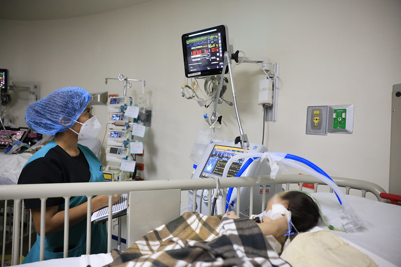 Trabajadora de Salud en el área de Pediatría del Hospital de Escuintla. Foto Gobierno de Guatemala