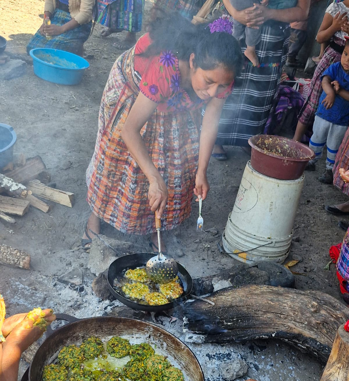 Como parte de la dieta nutricional, las promotoras de la comunidad elaboran tortitas de vegetales como repollo, zanahorias y hierba blanca.