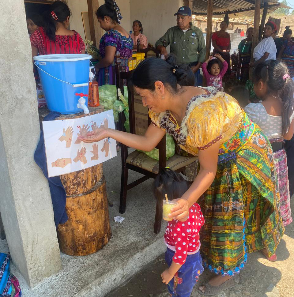 Son instaladas áreas para el lavado de manos para fomentar la importancia de la higiene.