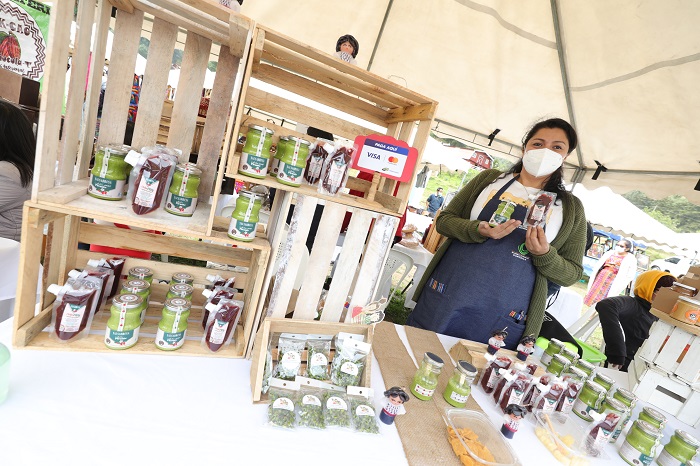 Emprendedora en feria de la MIPYME.