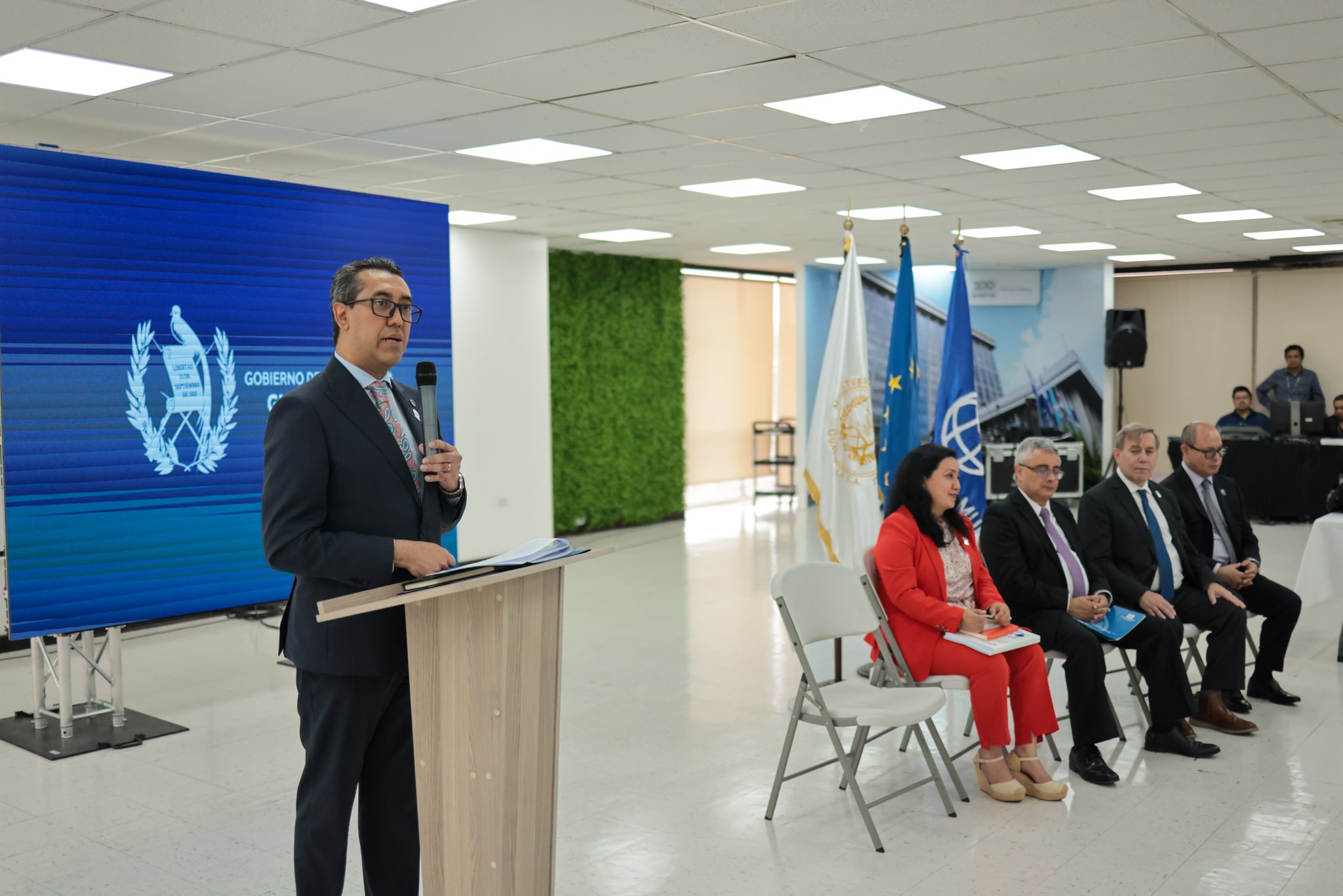 Jonathan Menkos Zeissig, ministro de Finanzas Públicas, inauguró el evento.