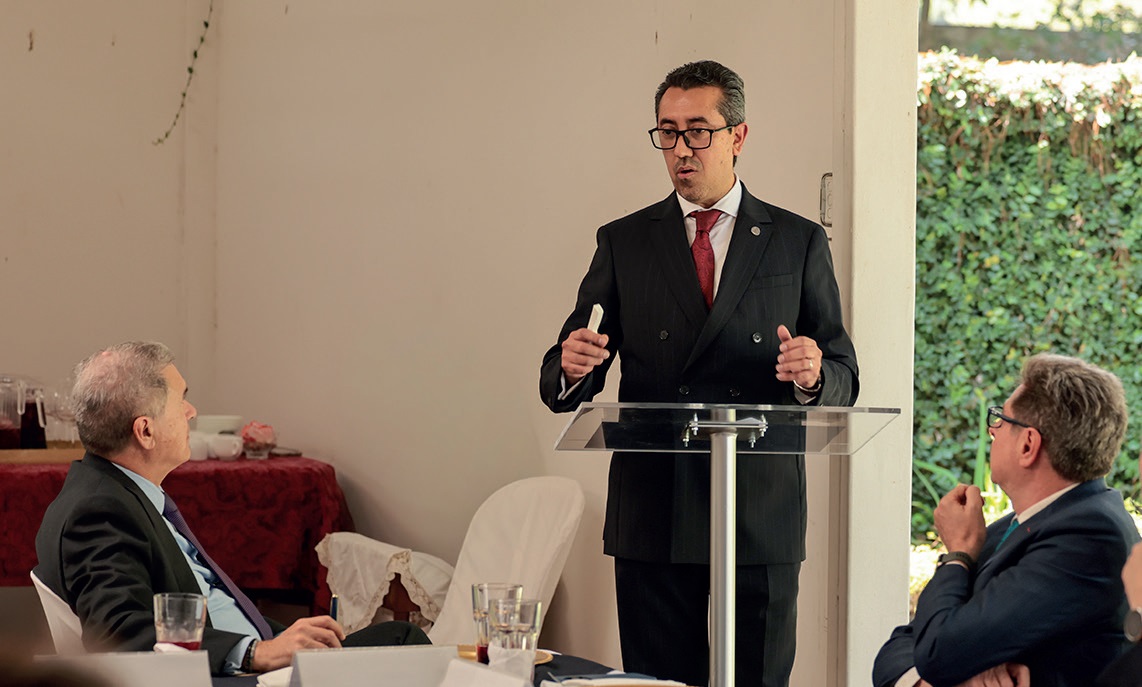 El ministro de Finanzas, Jonathan Menkos Zeissig, expuso sobre las perspectivas económicas y fiscales para 2026.