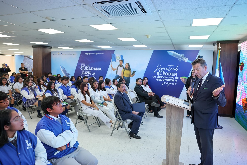 el embajador de Alemania, Dr. Hardy Boeckle, 