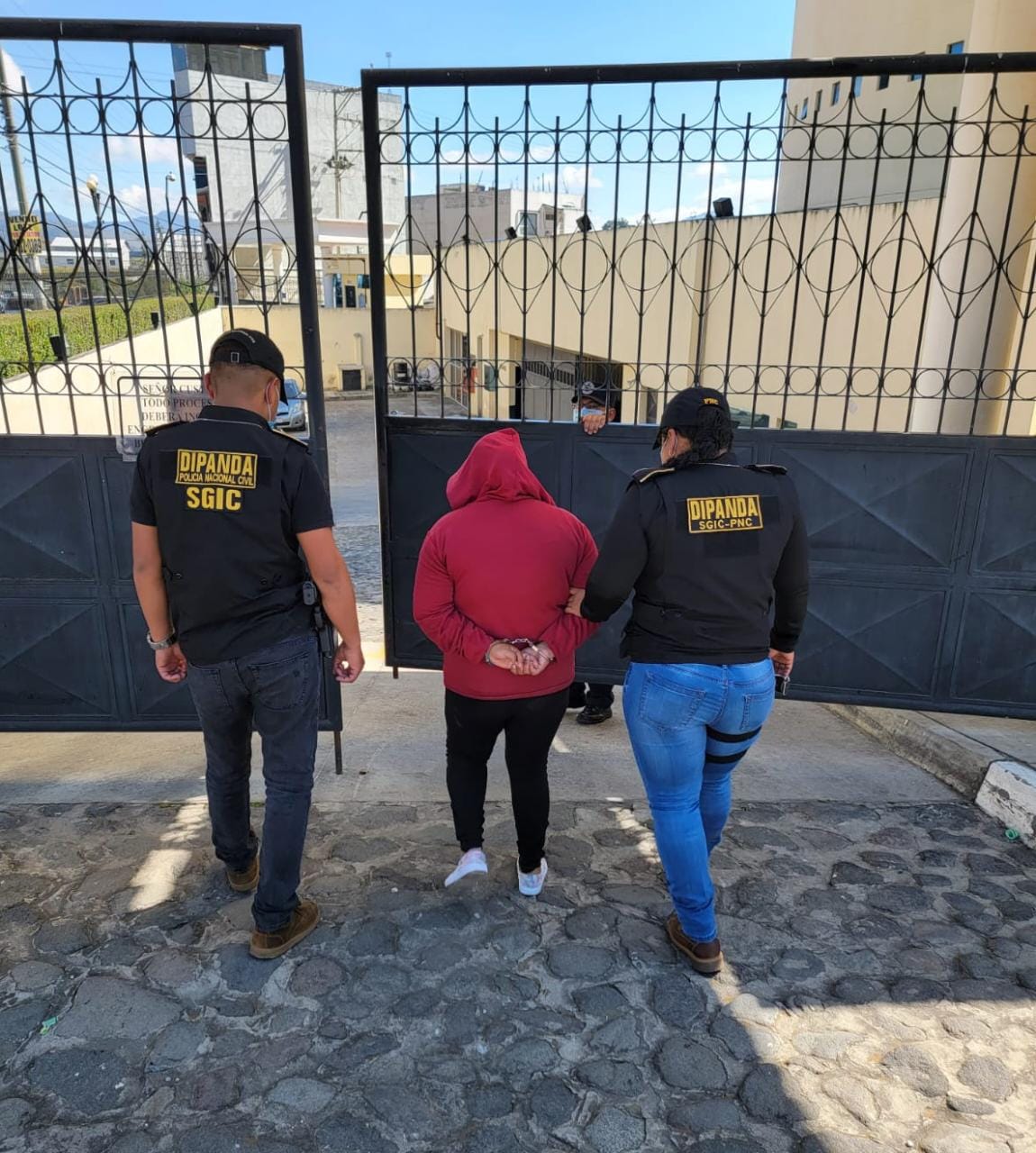  En seguimiento a una orden judicial, agentes de la División Nacional contra el Desarrollo Criminal de las Pandillas (Dipanda), de Policía Nacional Civil (PNC), detuvieron a Heydi Johanna Álvarez Cux, de 34 años, alias la Chaparrita, en la 8ª.  calle y 0 avenida, zona 7 de Quetzaltenango.   La orden fue girada por el juez A del Juzgado Pluripersonal de Primera Instancia Penal, Narcoactividad y Delitos contra el Ambiente del departamento de Izabal. 