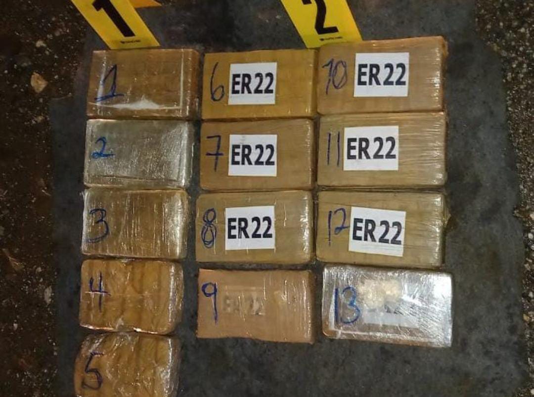 Localizan caleta con paquetes que podrían contener droga dentro de vehículo en Río Dulce, Izabal