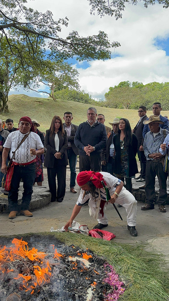 Ceremonia maya celebrada en el espacio del Diálogo de Alto Nivel del presidente con los Pueblos Indígenas y Ancestrales