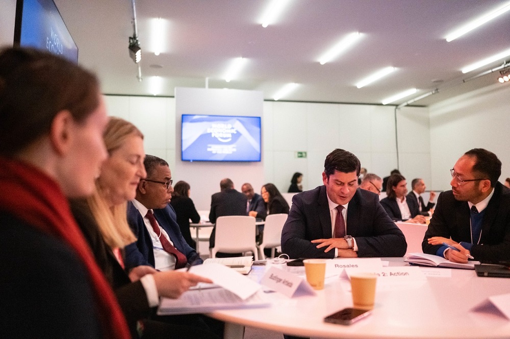 El ministro de Economía de Guatemala, Dr. Janio Rosales (2do de Izq. a Der.) durante su participación en un taller.
