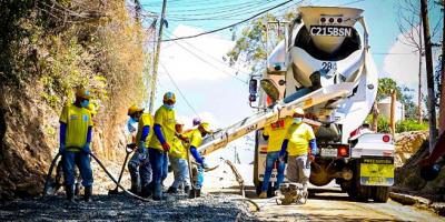 Retiran material dañado para reparar tramo carretero