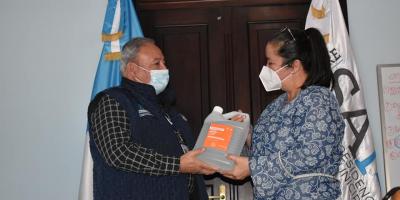 Director de Gestión, Lic. Enio Domínguez y alcaldesa de Flores, Petén
