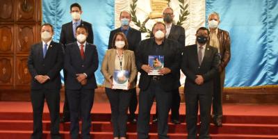 Ing. Luis Ruano junto con representantes de distintas instituciones