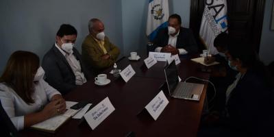 Ing. Luis Ruano y representante de Cempro y municipalidad de San Juan Sacatepéquez