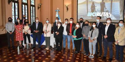 Ing. Luis Ruano y representantes de Nueva Movilidad