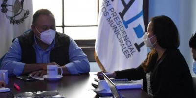 Ing. Luis Ruano y representantes de dicha institución 