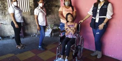 La Dirección de Servicio Social entregó 10 sillas de ruedas a personas con discapacidad física que viven en el Municipio de Chiquimulilla en Santa Rosa.