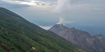 Vista al volcán Santiaguito. Foto de archivo.