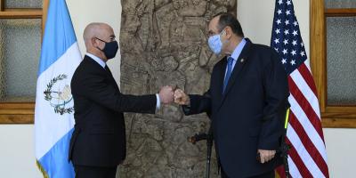 Presidente Giammattei con el Secretario  Mayorkas.