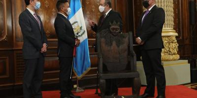 Presidente de la República, Alejandro Giammattei en la entrega de la sillta Atanasio Tzul 