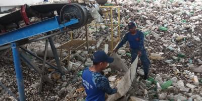 Personal del Ministerio de Ambiente y el Ejército de Guatemala trabajan en la clasificación de desechos retirados del río Motagua.