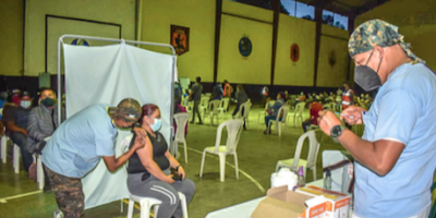 Centro de vacunación de la Quinta Brigada de Infantería en Huehuetenango atiende en horario nocturno a la población