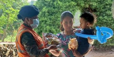 Soldado entrega suplemento alimenticio.