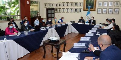 Vicecanciller Eduardo Hernández en reunión