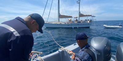 BEl Ejército de Guatemala, a través de la Brigada de Infantería de Marina, efectuó este miércoles 7 de julio, la búsqueda y rescate de los tripulantes del velero “AURORA” de bandera holandesa, el cual navegó durante 48 horas a la deriva, como consecuencia de desperfectos mecánicos en su sistema de navegación.  El personal de esta Brigada Especial apoyó las operaciones de búsqueda, localizando la embarcación a 8.2 millas náuticas deúsqueda y rescate de los tripulantes del velero “AURORA” de bandera holandesa