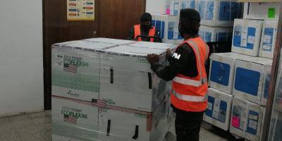 Policías Militares apoyan almacenamiento de vacunas.