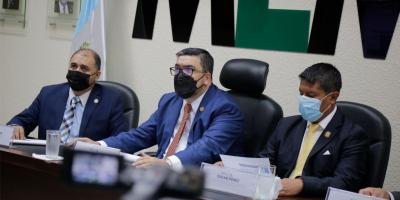 Alberto Pimentel Mata, Ministro de Energía y Minas, acompañado de sus viceministros.