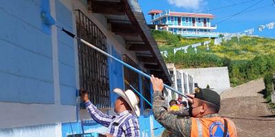 Personal militar realiza tareas de remozamiento de centro educativo