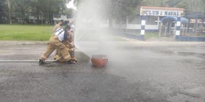 Participantes del curso de Marino Mercante ponen en práctica conocimientos para combate de incendios