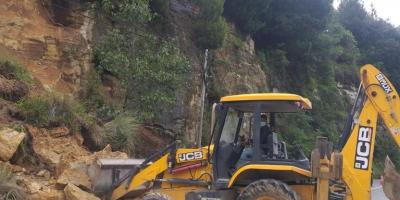 Limpieza por derrumbe en carretera ubicada en el departamento de Totonicapán.