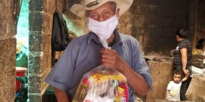 Personal de los Centros de Atención Diurna en todo el país, visitan a los Adultos Mayores para entregarles alimentos, verificar su estado de salud y proporcionarles mascarillas para su protección.