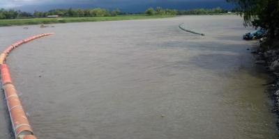 Barda en el río Motagua detiene desechos sólidos flotantes