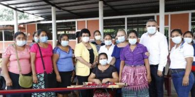 Grupos de señoras mostraron lo que han aprendido y que luego venden para ayudar a sus familias.