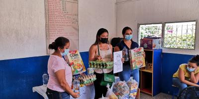 Los niños y niñas inscritos en el programa Hogares Comunitarios de SOSEP, reciben alimentos todos los meses. 