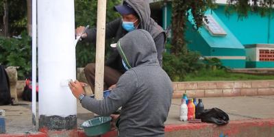 "Arte y turismo" renuevan 48 postes en San Juan Comalapa