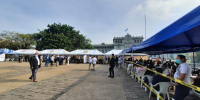 PNC inicia vacunación contra Covid-19 en la Plaza de la Constitución