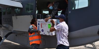 Traslado de vacunas desde la Fuerza Aérea Guatemalteca hacia Zacapa.