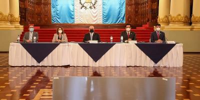 El Ministro de Economía, Antonio Malouf (centro), acompañado de los viceministros de Economía, presenta el informe de gestión.