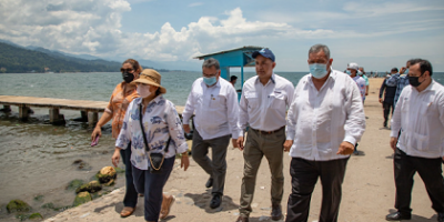 Ministro Mario Rojas y el alcalde de Omoa, Honduras, recorren la playa de ese municipio.