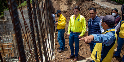 Ministro Mario Rojas Espino visita una planta de tratamiento de aguas residuales en Santa Catarina Pinula