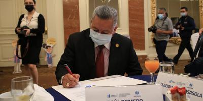 Firma de compromiso con la Estrategia de Comunicación para el Cambio Social y de Comportamiento