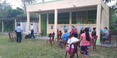 Familias firman solicitudes de créditos