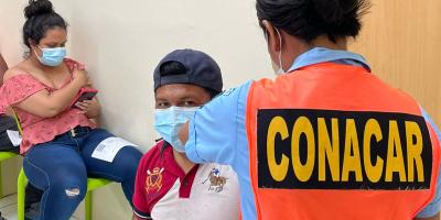 Personal militar apoya el puesto de vacunación contra el COVID-19, que inició a operar en el centro comercial Pradera Puerto Barrios, Izabal